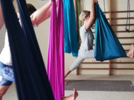Yoga & Pilates dans hamac tissus tonique Gingko Studio Montpellier {{brizy_dc_image_alt imageSrc=